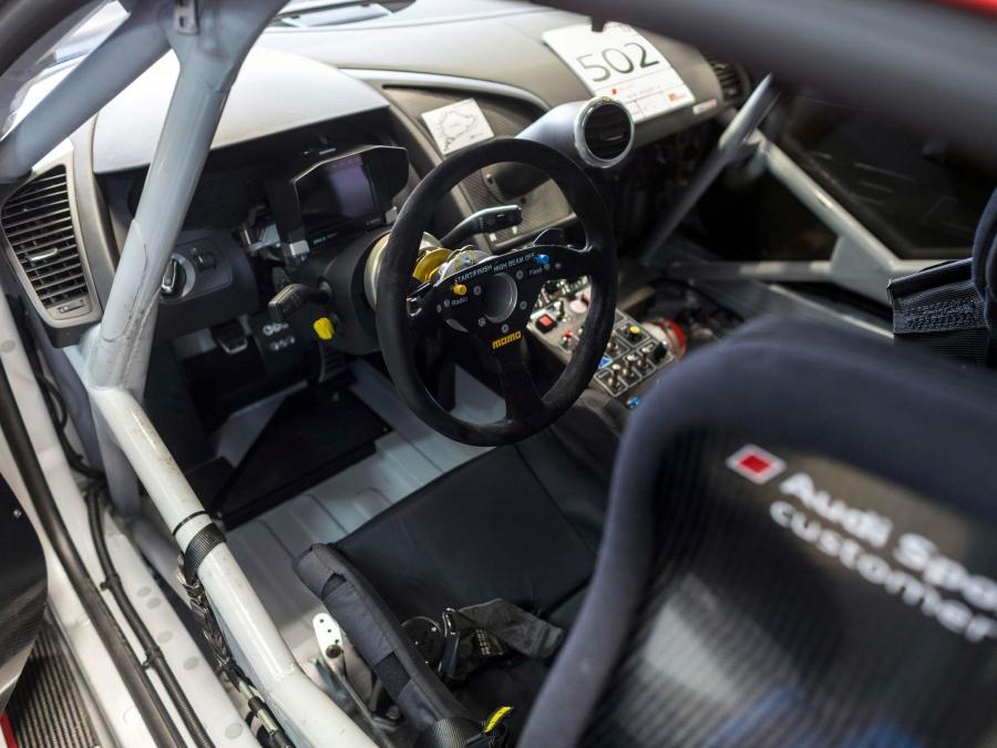 Интерьер Audi R8 LMS Ultra 2012 года  (фото 3 из 9)